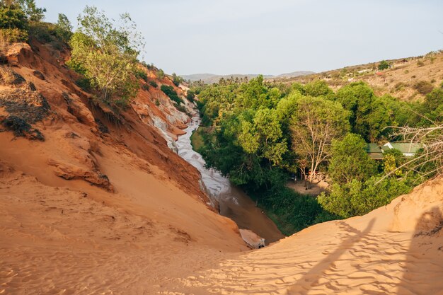 Fairy Stream à Mui Ne au Vietnam. Canyon de montagne de sable rouge