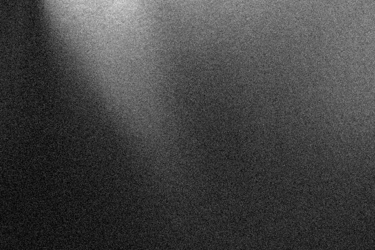 Photo faisceau lumineux sur une surface sombre