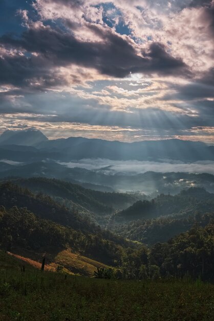 Faisceau lumineux sur une vallée de montagne avec ciel crépusculaire un matin