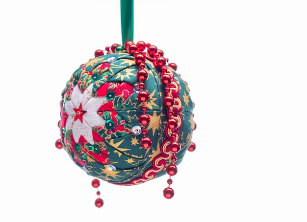 Fait à la main très belle décoration de boule de Noël isolée