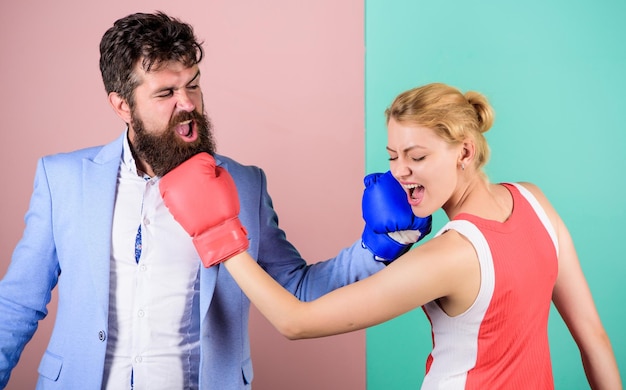 Faites attention aux problèmes de relation sport homme barbu hipster se battant avec une femme qui a raison de gagner le combat force et puissance famille couple gants de boxe