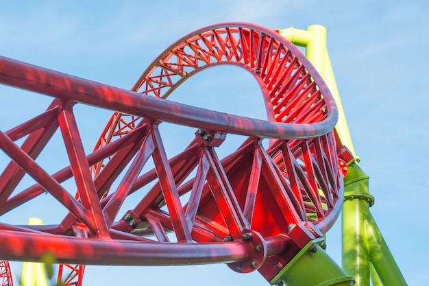 Photo faites une boucle et allumez des montagnes russes dans un parc d'attractions.