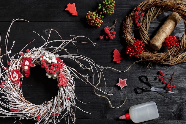 Faites une couronne de Noël avec vos propres mains sur le lieu de travail pour préparer des décorations faites à la main