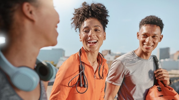 Photo faites équipe avec des amis et faites de l'exercice avec le sourire en plein air et en ville ensemble pour un entraînement sain et relaxant pour le bien-être groupe de santé et fitness pour faire de l'exercice heureux ou parler pour la motivation ou le sport