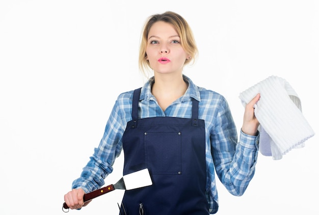 Faites la fête. Week-end en famille. Femme tenir des ustensiles de cuisine. Jolie fille en tablier de chef. Préparation et culinaire. Outils pour rôtir la viande en plein air. Pique-nique & barbecue. recette de cuisine alimentaire.