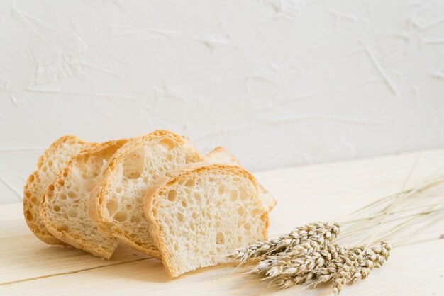 faites glisser le pain et le blé sur le large en bois