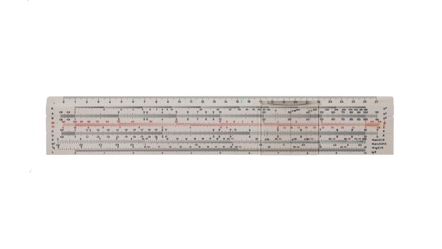 Faites glisser la règle logarithmique pour les calculs mathématiques isolé sur fond blanc