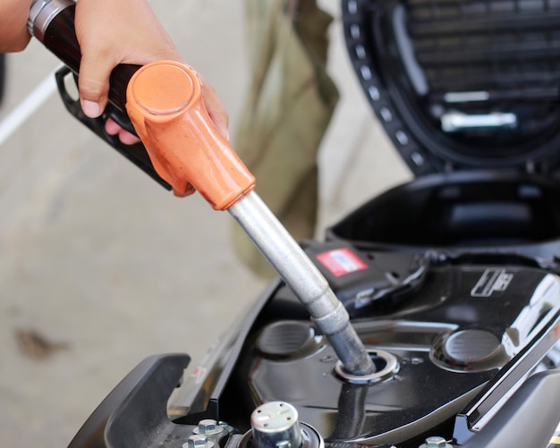 Faites le plein de carburant à la main dans une station-service