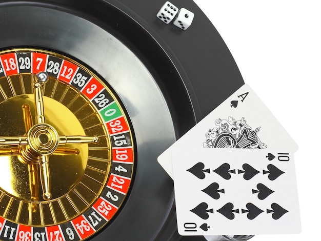 Faites tourner la roulette du casino, les dés et les cartes à jouer. Isolé sur blanc