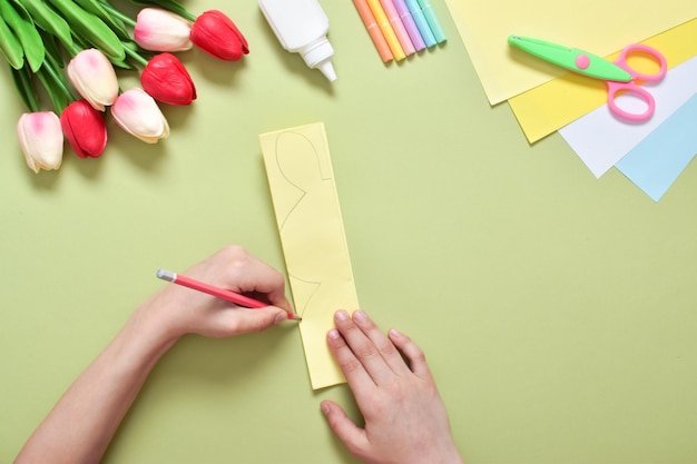 Faites-le vous-même Une carte postale pour enfants en papier avec un lapin Instruction photo étape par étape pour le jour de Pâques Étape 3