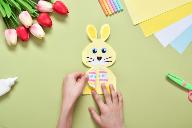 Faites-le vous-même Une carte postale pour enfants en papier avec un lapin Instruction photo étape par étape pour le jour de Pâques