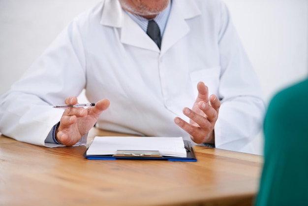 Les faits aident à prendre des décisions éclairées Photo recadrée d'un médecin expliquant quelque chose à son patient