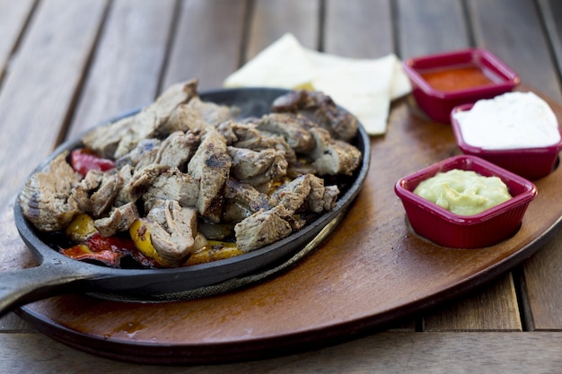 Photo fajitas mexicaines de bifteck dans la poêle de fer