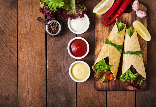 Fajitas mexicaines pour le boeuf et les légumes grillés (paprika, oignon rouge, tomate).