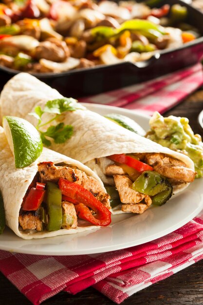 Fajitas de poulet faits maison avec des légumes et des tortillas