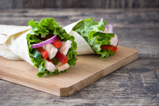 Fajitas de poulet mexicain sur table en bois