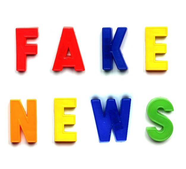 Fake news en lettres plastiques