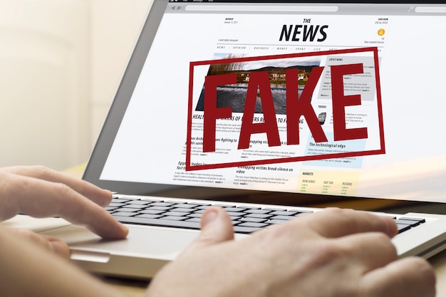 Fake news sur un ordinateur