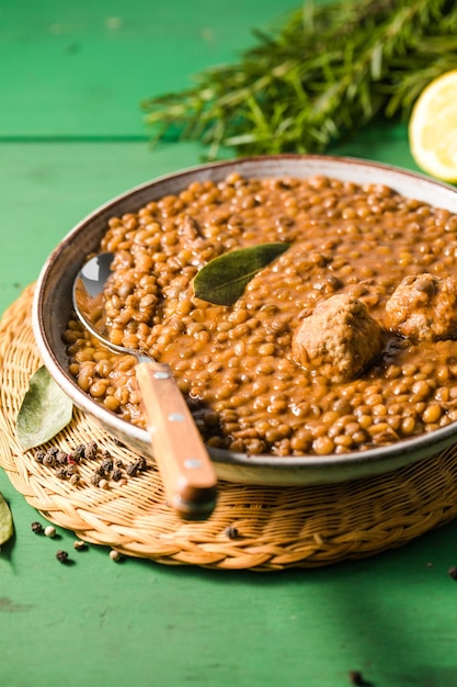 Fakes soup Soupe de lentilles à la sauce tomate ail et feuille de laurier cuisine grecque