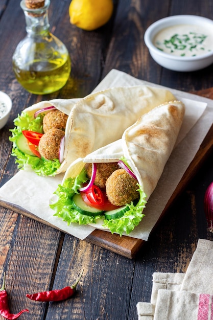 Falafel aux légumes en pita. Alimentation équilibrée. La nourriture végétarienne.