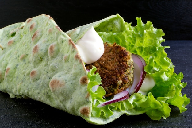 Falafel. Les boulettes de pois chiche en pita.