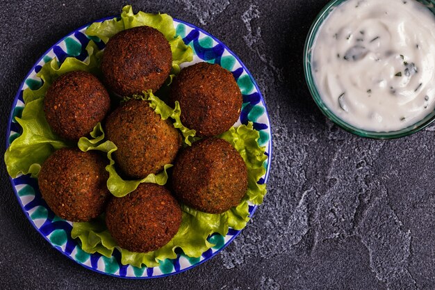 Falafel classique dans l'assiette