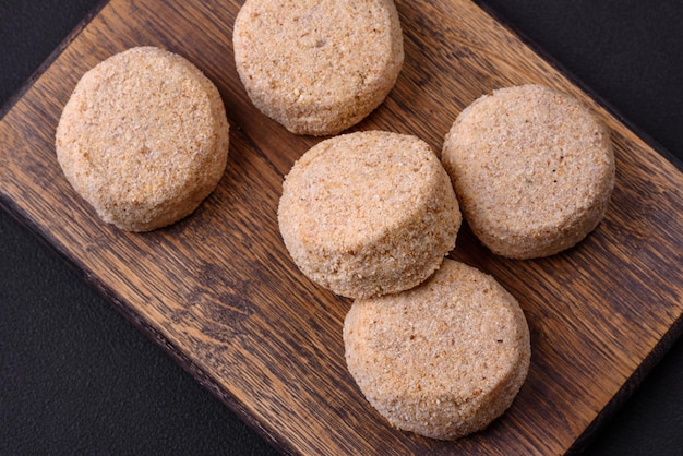 Falafel cru un plat oriental traditionnel avec des épices et des herbes Plat végétarien