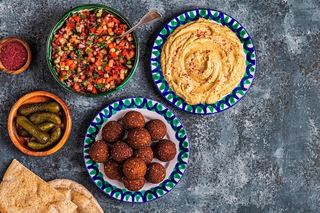 Falafel et houmous - plat traditionnel de la cuisine israélienne et moyen-orientale, vue de dessus.