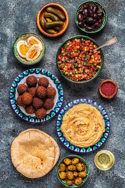 Falafel et houmous plat traditionnel de la cuisine israélienne et moyen-orientale