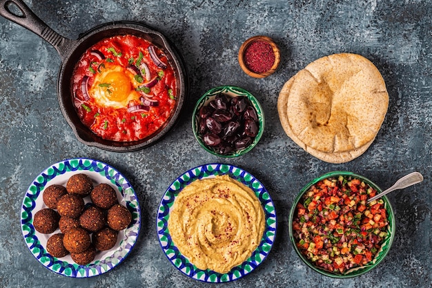 Falafel houmous shakshuka salade israélienne plats traditionnels de la cuisine israélienne