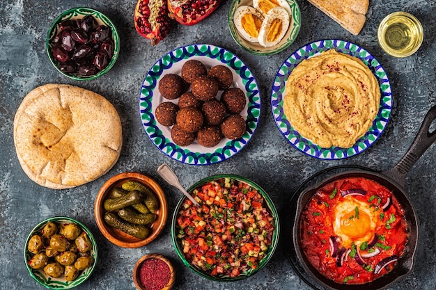 Falafel hummus shakshuka salade israélienne plats traditionnels de la cuisine israélienne vue de dessus