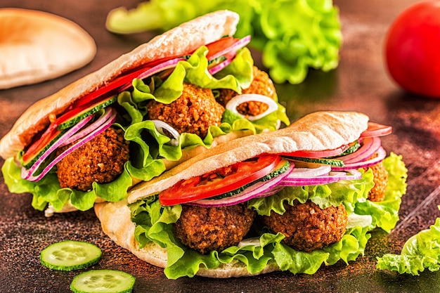 Falafel et légumes frais dans du pain pita