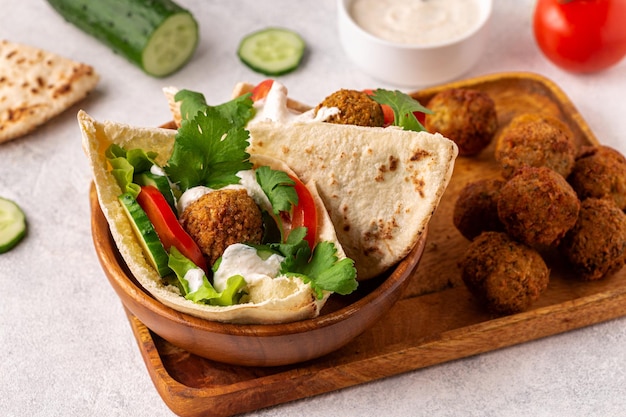 Falafel et légumes frais dans du pain pita