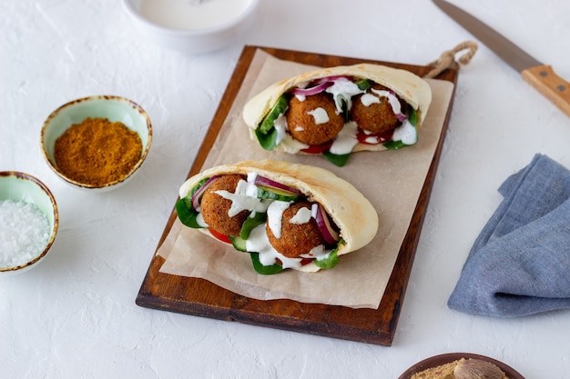 Falafel en pita aux tomates, concombres, oignons et épinards. Alimentation équilibrée. La nourriture végétarienne.