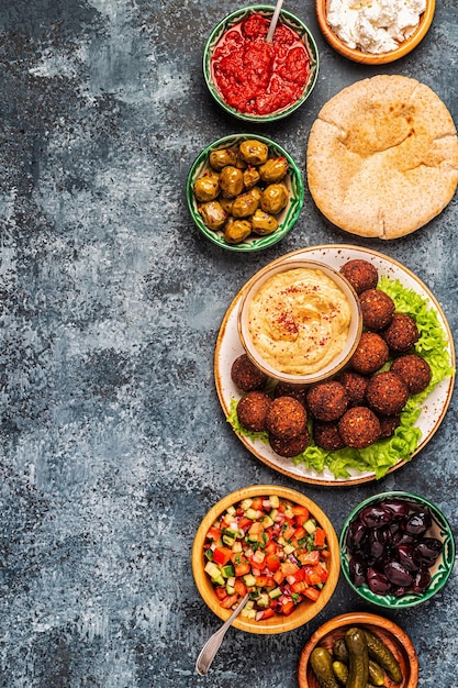 Falafel - plat traditionnel de la cuisine israélienne et moyen-orientale, vue de dessus.