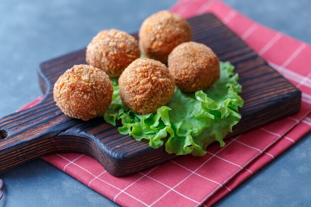 Falafel repose sur une planche à découper en bois.