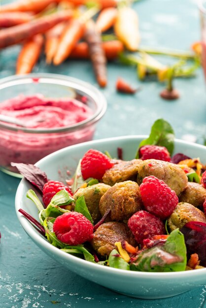 Falafel sain avec salade et fruits frais dans un bol coloré