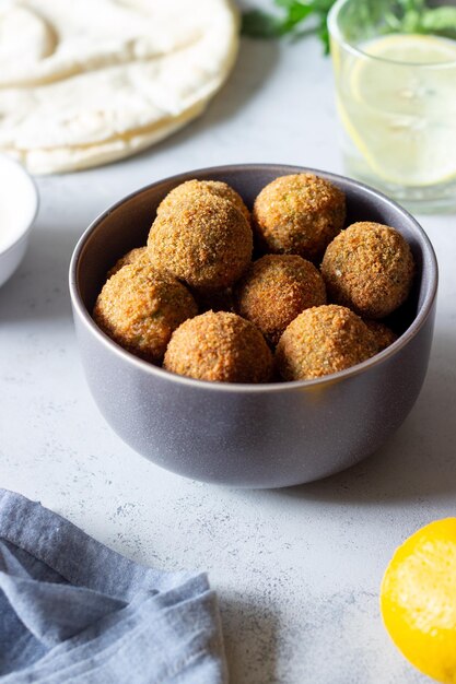 Falafels de pois chiches frais. Alimentation équilibrée. La nourriture végétarienne.