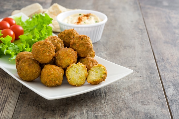 Falafels végétariens et houmous sur une table en bois rustique copy space