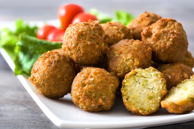 Falafels végétariens et légumes sur une assiette