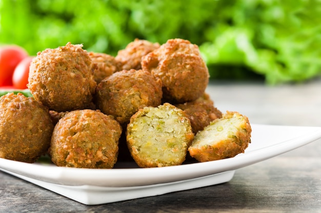 Falafels végétariens et légumes sur une assiette