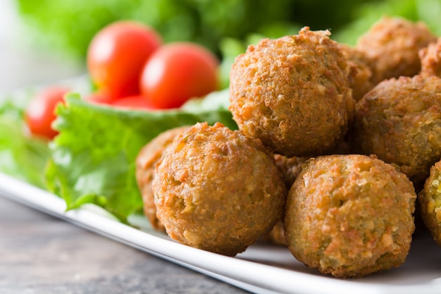 Photo falafels végétariens et légumes sur une assiette