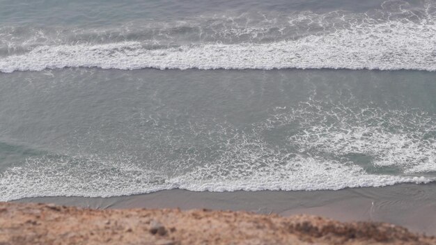 Falaise abrupte ou bluff côte californienne torrey pins océan mer vagues d'en haut