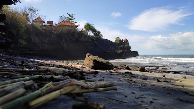 Falaise au temple de Tanah Lot à Bali