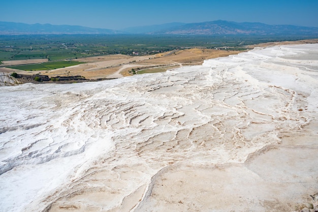 Falaise de calcite de travertins blancs de Pamukkale en Turquie