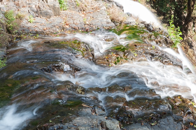 falaise de chute d&#39;eau