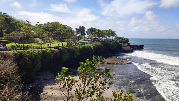 Falaise du temple de Tanah Lot à Bali