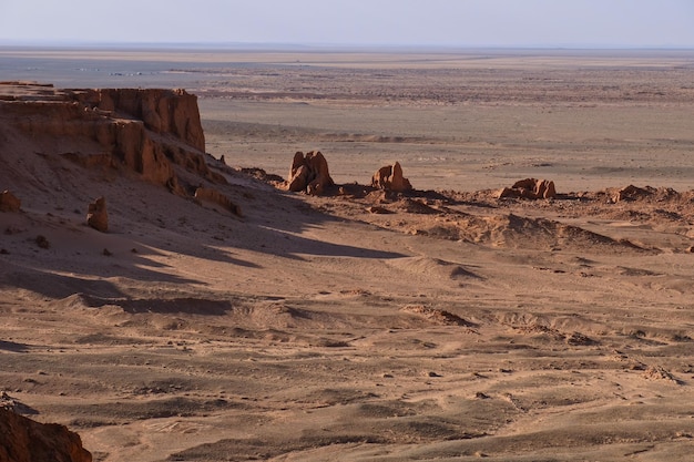 Falaise flamboyante vue panoramique mongole au parc national du désert de gobi de Mongolie