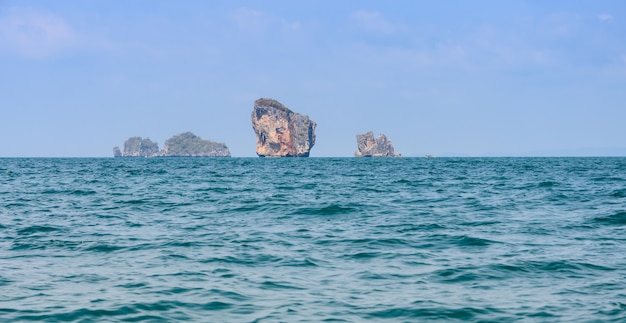 Falaise de montagne de calcaire à Ao Nang dans la province de Krabi, Thaïlande