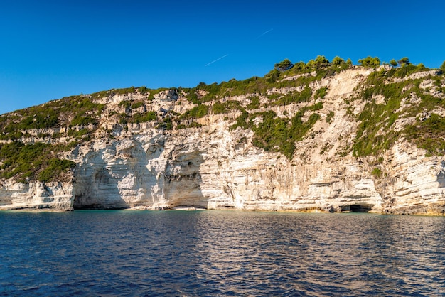 Falaise de pierre blanche près de la mer de l'île de Corfou en Grèce